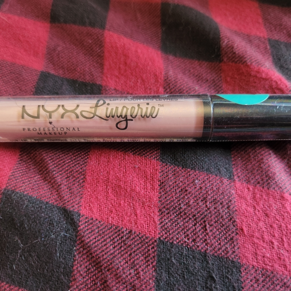 Nyx lipstick glows